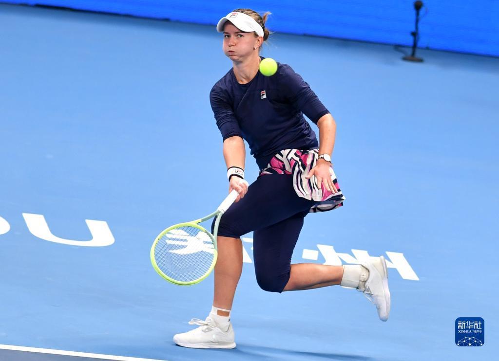 两人保持不 两人保持不